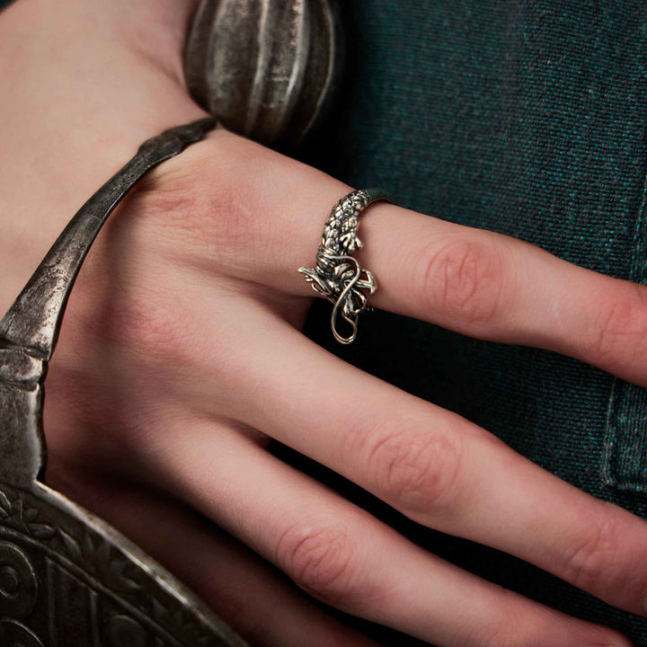 The-Qi-of-the-Dragon-sliver-ring-Shesamore-jewelry-Dragon-ring-wearing-effect-1