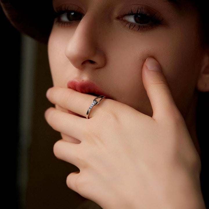 besutiful woman wearing The Vein of Love sliver ring-Silver ring-ring-Antique-Shesamore-jewelry  