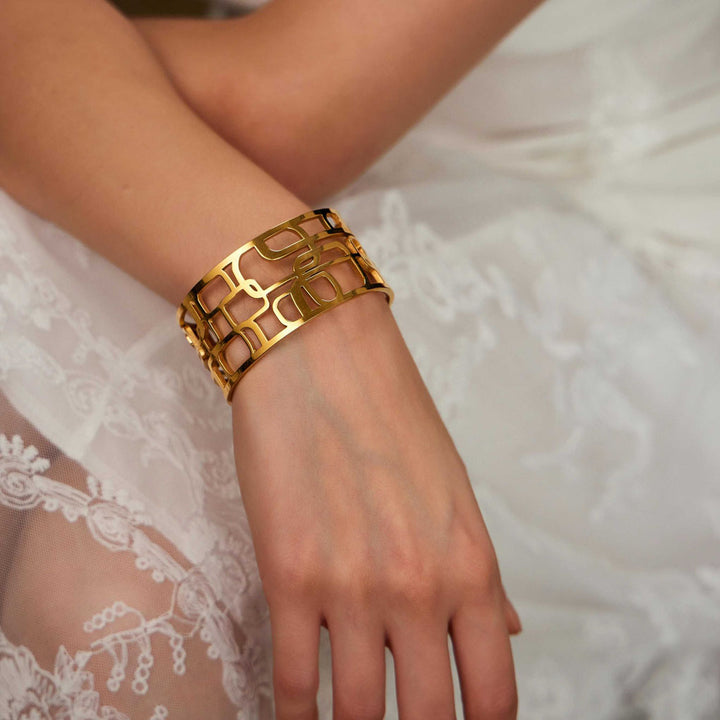 besutiful woman wearing Treasure of Diana bracelet-bracelet-Diana-Gold bracelet-Gold Vermeil-Liberated-Shesamore-jewelry 