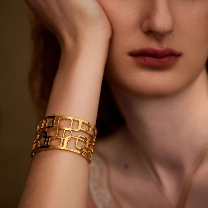 besutiful woman wearing Treasure of Diana bracelet-bracelet-Diana-Gold bracelet-Gold Vermeil-Liberated-Shesamore-jewelry 