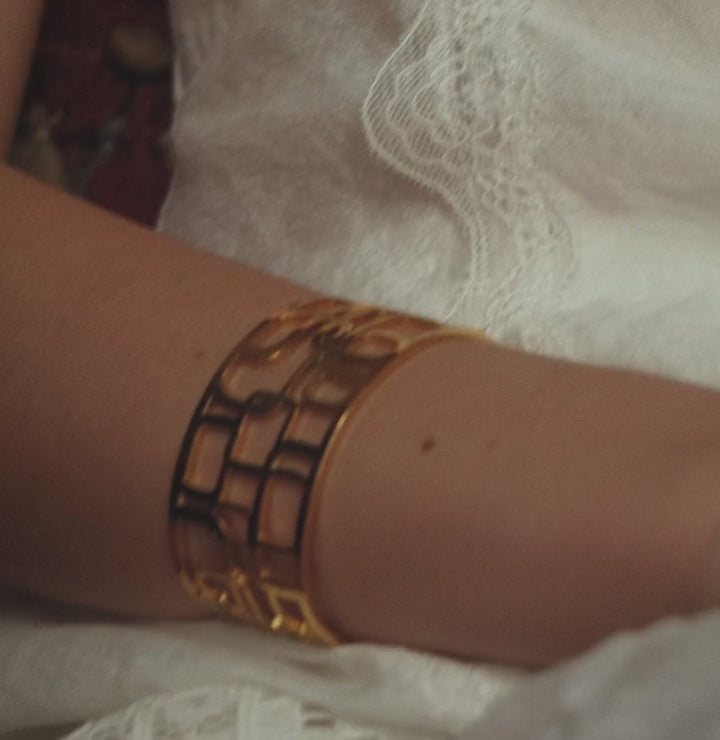 besutiful woman wearing Treasure of Diana bracelet-bracelet-Diana-Gold bracelet-Gold Vermeil-Liberated-Shesamore-jewelry